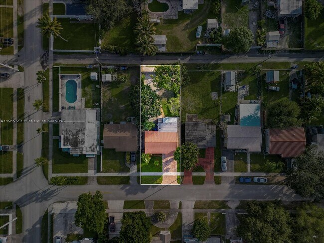 Building Photo - 2410 Coolidge St