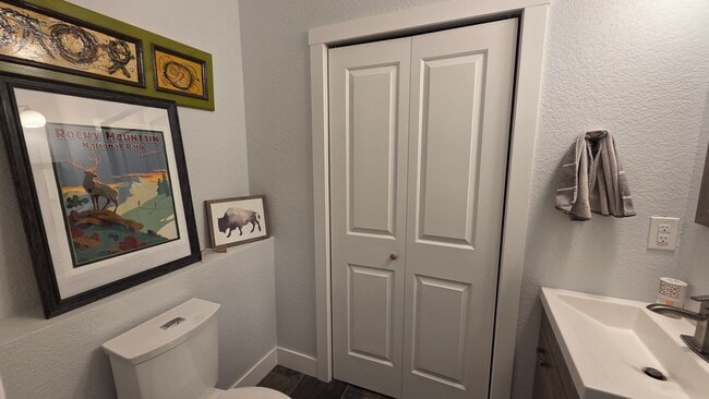 Building Photo - Modern 4 Bedroom 5 Bath Townhome - With Lots of Natural Light and Great Views!