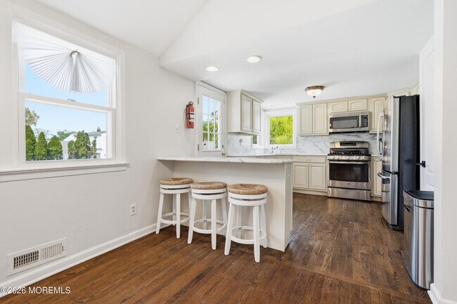 Building Photo - 4 Cheryl Dr