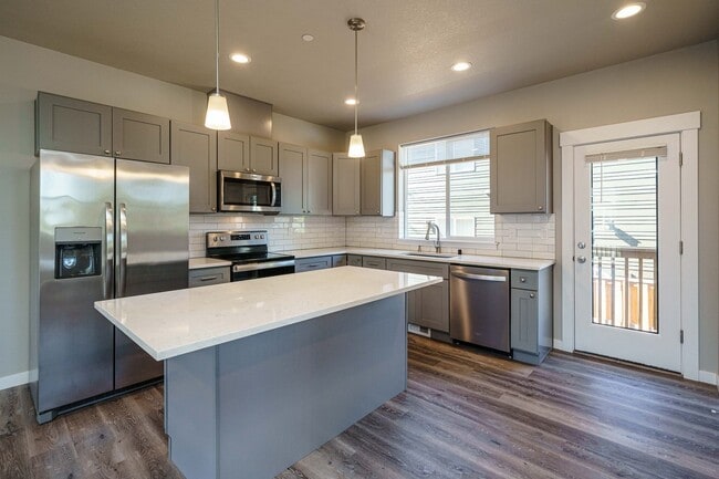 Building Photo - Move In Ready 3 Bedroom 2.5 Bathroom - Convenient Camas Location