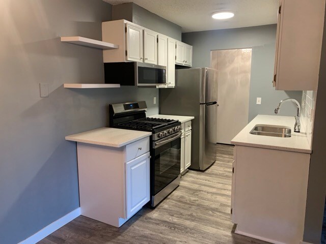 Updated kitchen with dishwasher - 4820 Park Commons Dr