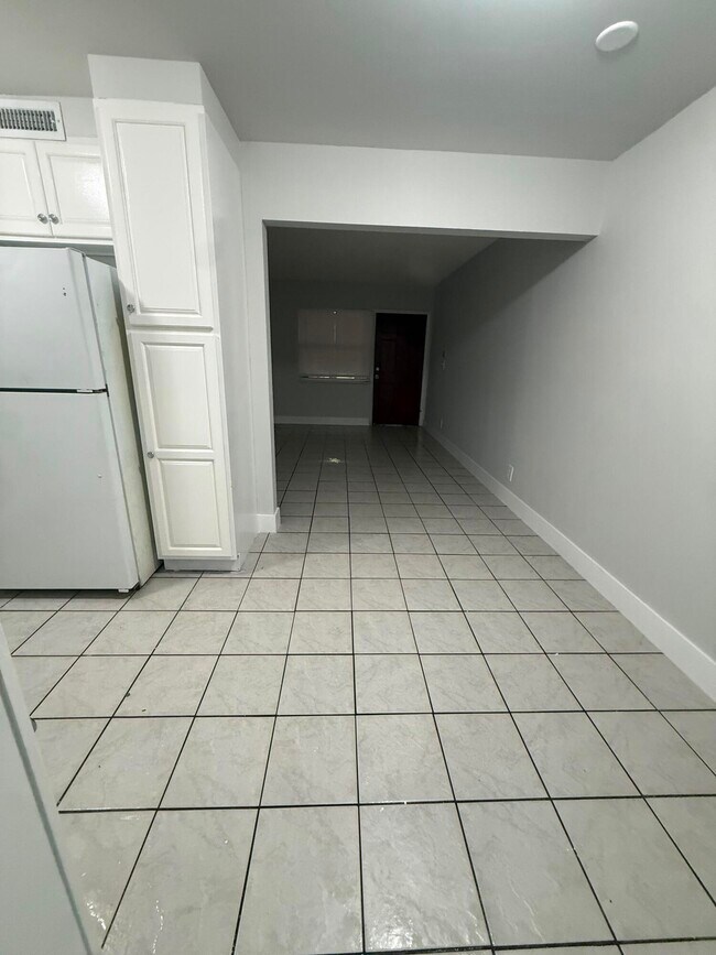 Building Photo - 313 SW 1st Ct