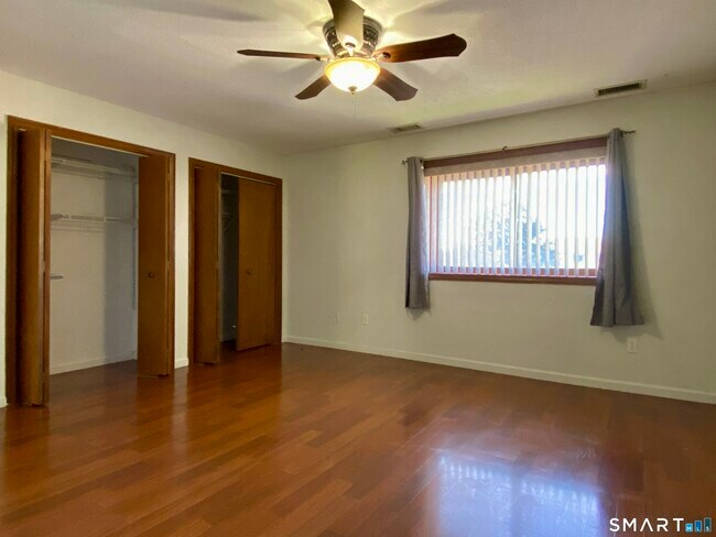Building Photo - 1104 Summer Hill Dr