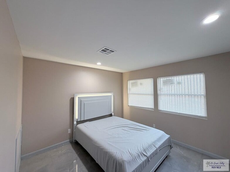 Building Photo - 305 Calle Amistosa