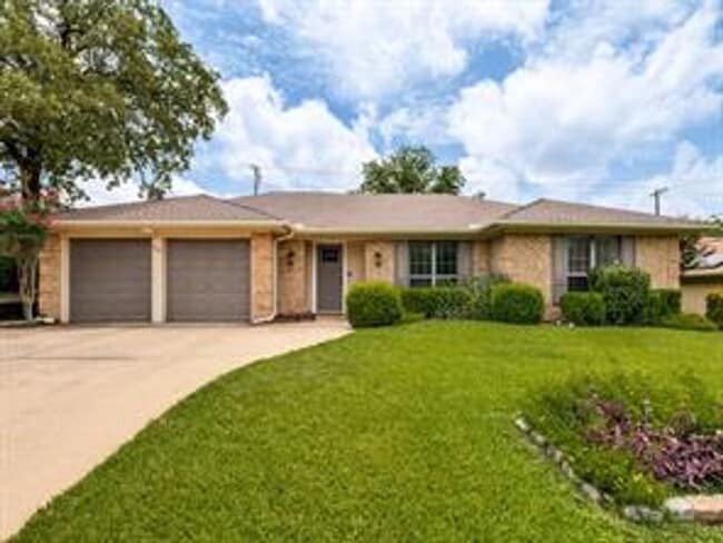 Building Photo - 1620 Post Oak Dr