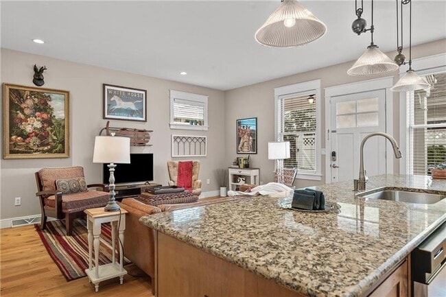 Building Photo - 706 Ivy St