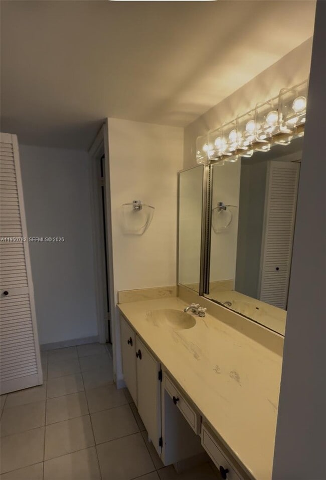 Building Photo - 1450 Brickell Bay Dr