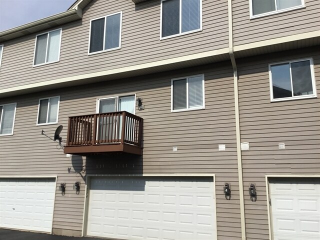 Building Photo - 11S524 Rachael Ct