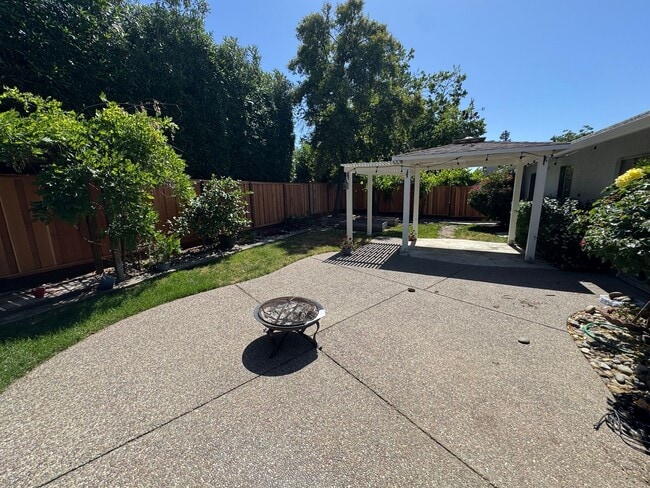 Building Photo - Livermore Single Story 3 BD / 2 BA, new pa...