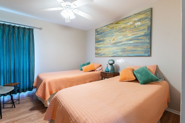 Building Photo - Conveniently located, furnished, 2 Bed, 2 ...