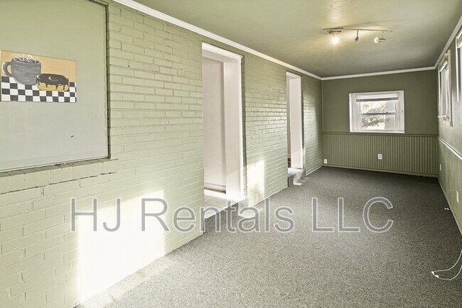 Building Photo - 1305 S New Florissant Rd