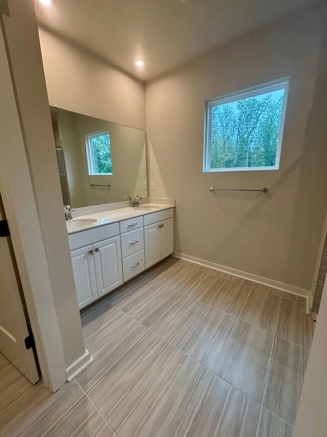 Building Photo - Beautiful, New Construction Townhouse in G...