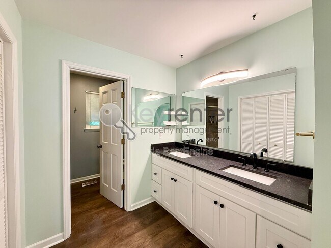 Building Photo - 4910 Bal Harbor Dr