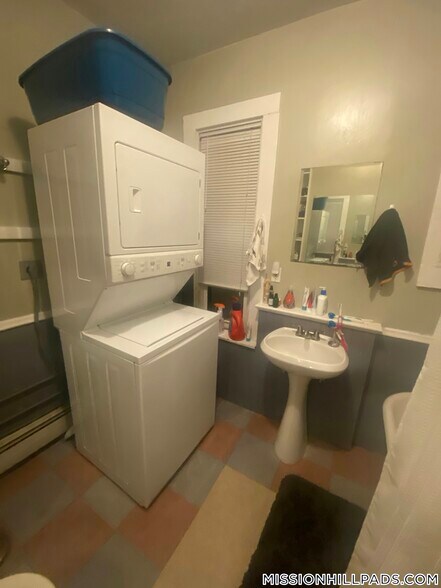 Building Photo - 44 Delle Ave