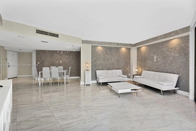 Building Photo - 3101 N Country Club Dr