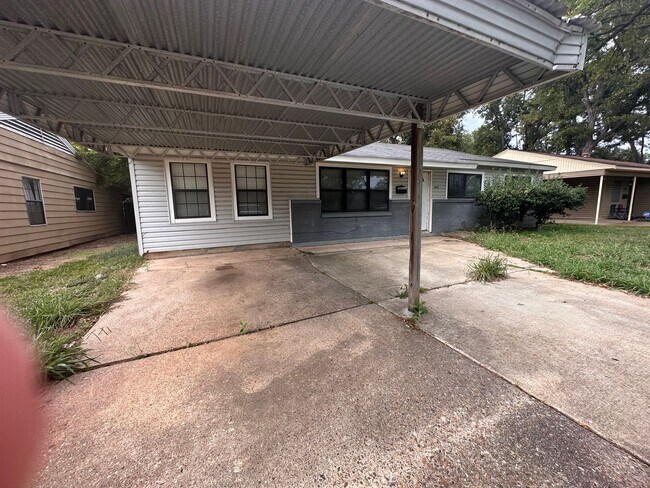 Building Photo - 3303 Thunderbird Ln