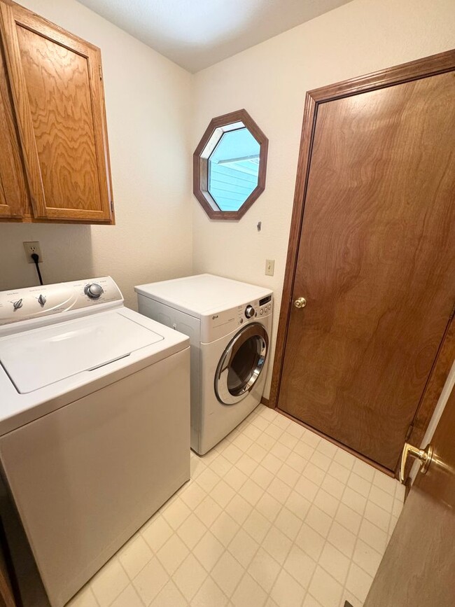 Building Photo - Now leasing in West Boise! This single-lev...