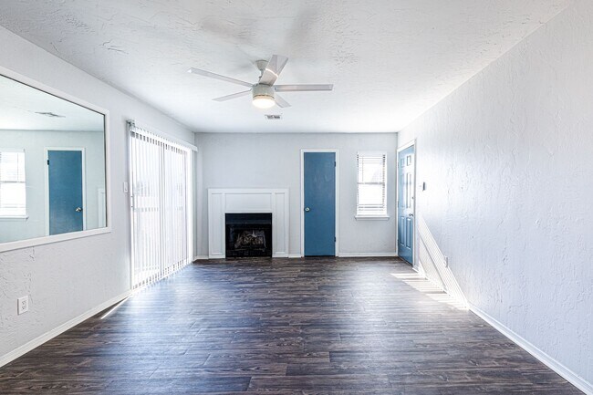 Building Photo - Spacious two-bedroom with fireplace!