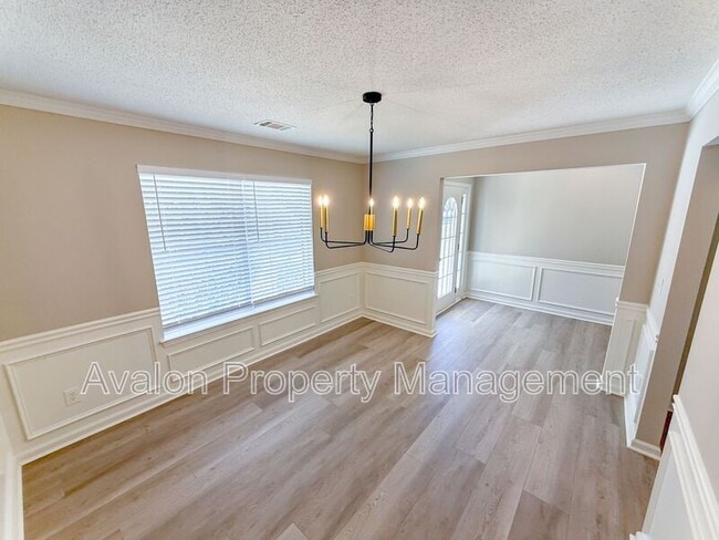 Building Photo - 282 Bonnes Dr SW