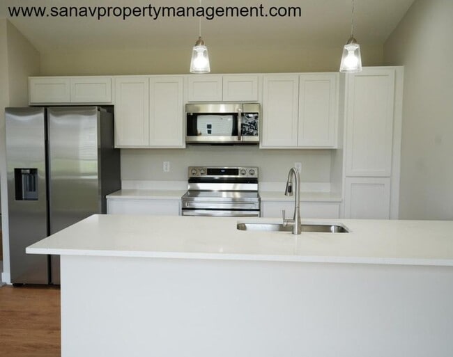 Building Photo - Family-Friendly Ranch Home with 3 Car Gara...