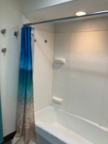 Building Photo - 517 11th Ave W