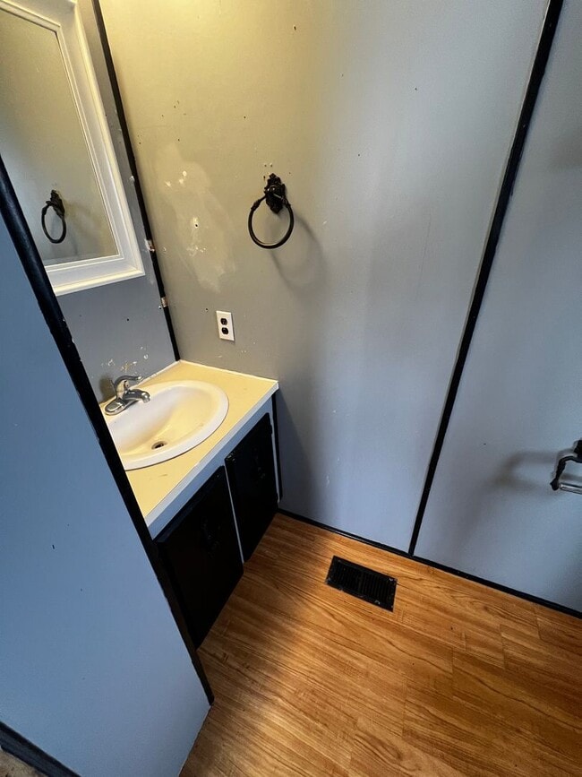 Building Photo - 3 Bedroom 2 Bathroom