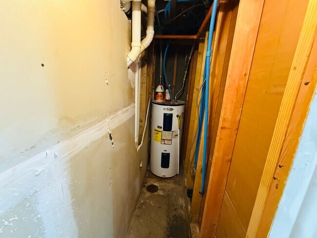 Building Photo - West End Location, Perfect for Daycare Center or Group Home