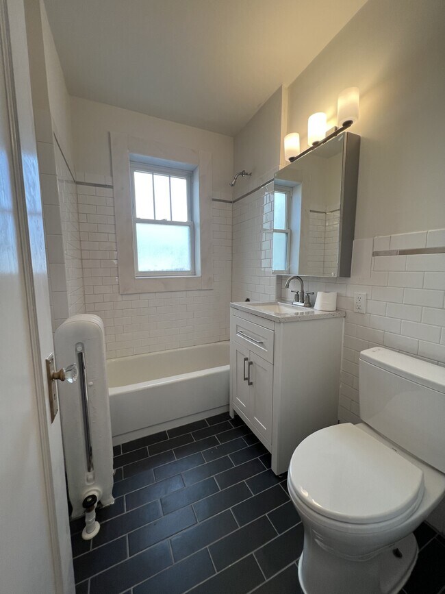 Building Photo - 531 W Addison St