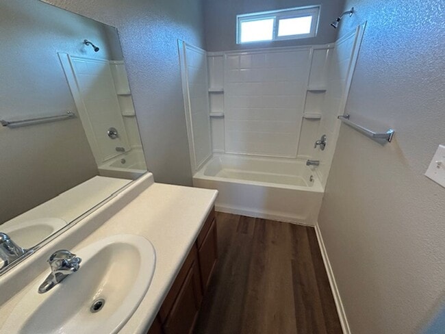 Building Photo - Newly remodeled 3 bedroom 2.5 bathroom in ...