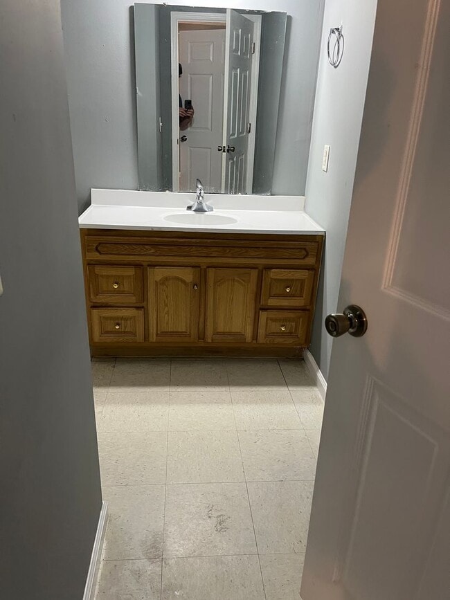 Building Photo - CLOSE TO UNIVERSITY