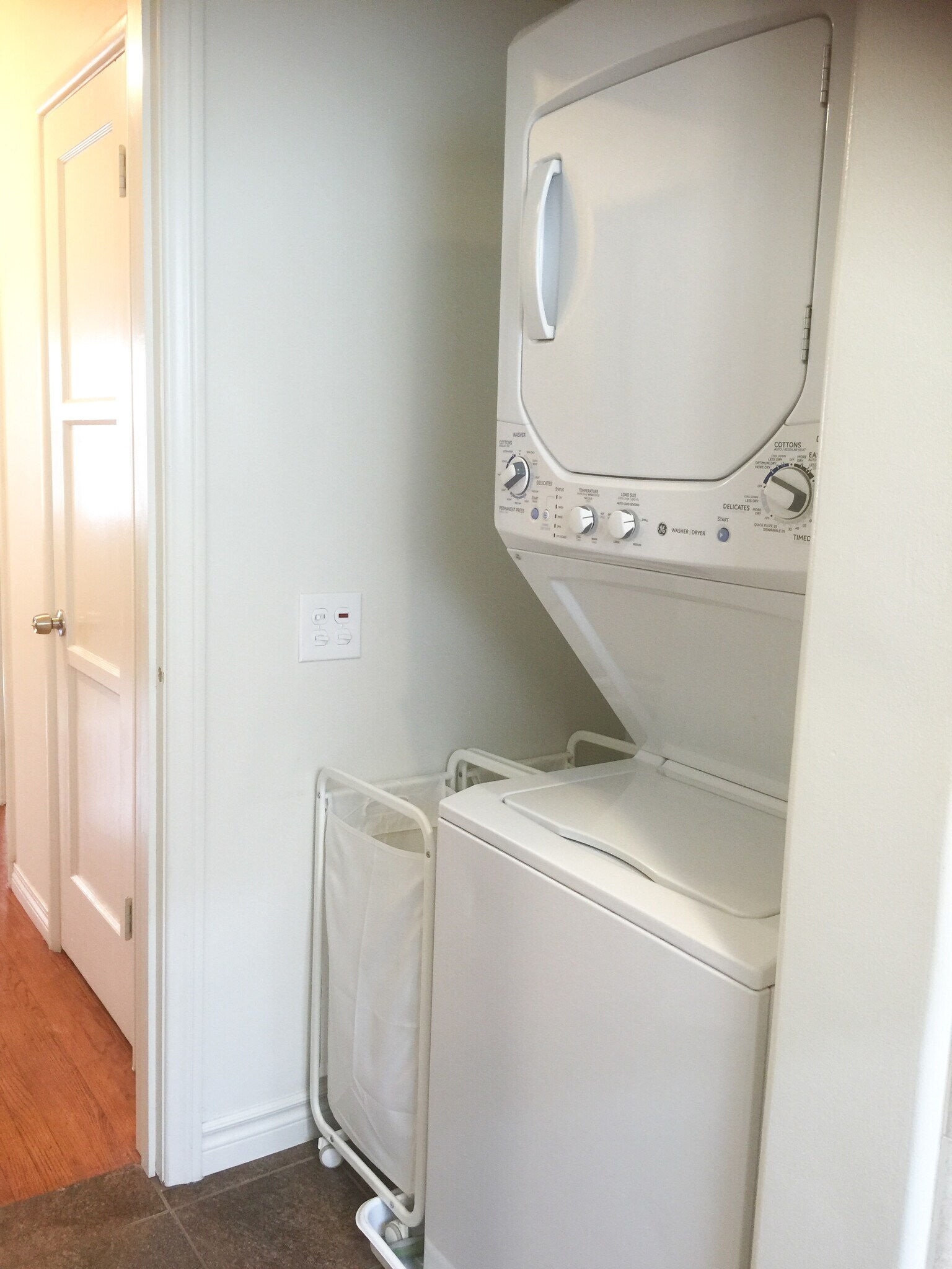 Building Photo - 933 E 1st St