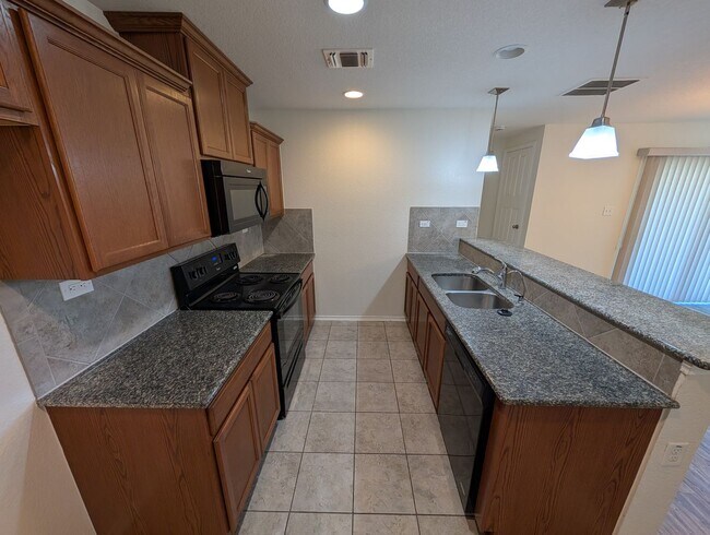 Building Photo - 4/2 in West Village at Creekside / Fenced ...