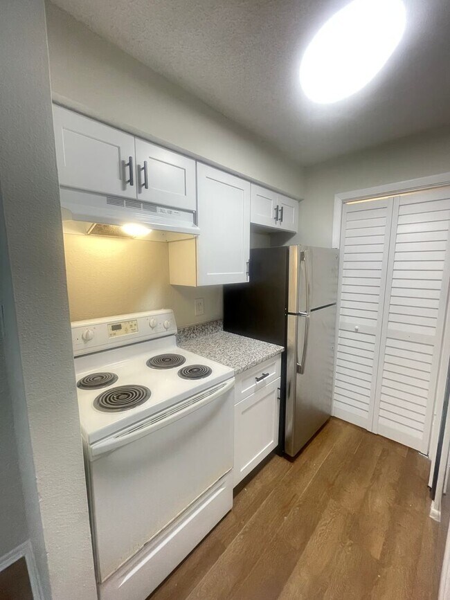 Building Photo - 1 Bed / 1 Bath Condo in Gated Comm. In Altamonte Springs, Available Now!!