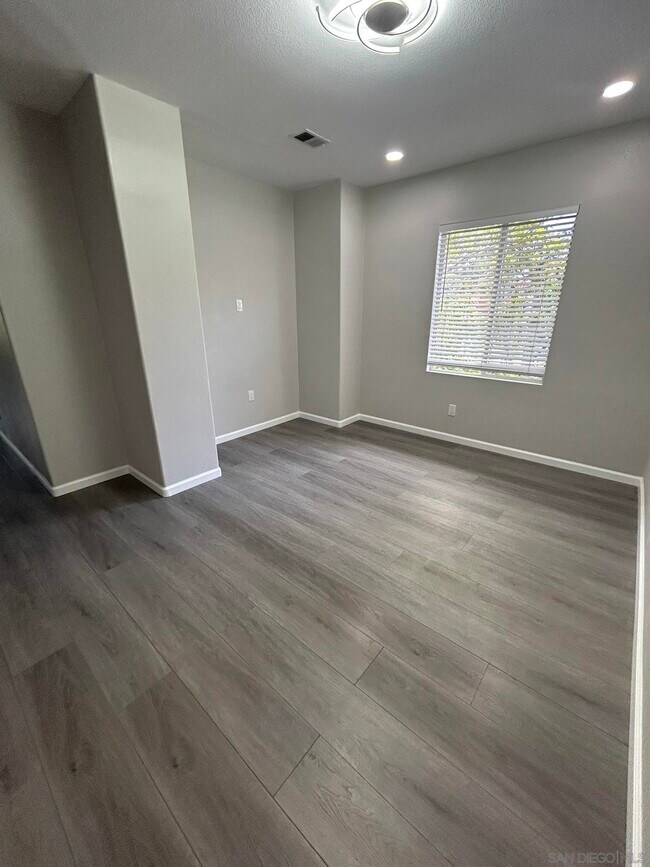 Building Photo - 621 Sumner Way