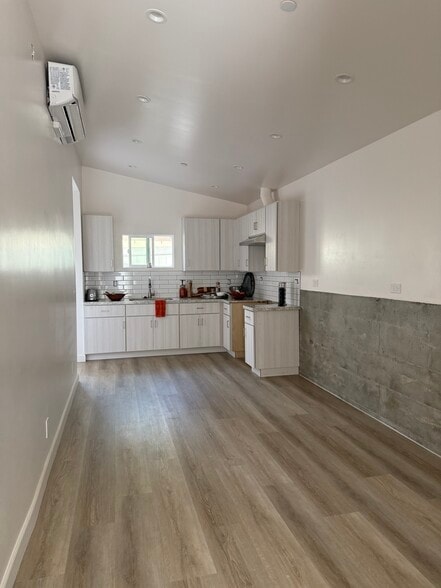 Building Photo - 3059 Sycamore Ave