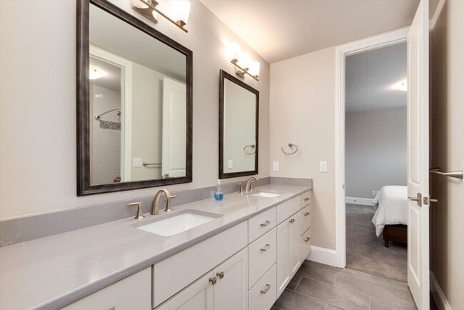 Building Photo - Furnished Home - Move in Ready!