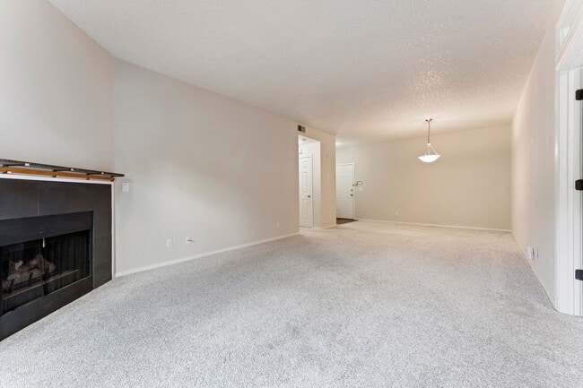 Building Photo - 3-bedroom 2 bath condo with a balcony in s...