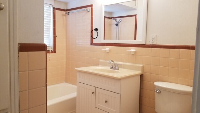 Building Photo - 420 Storeywood Dr