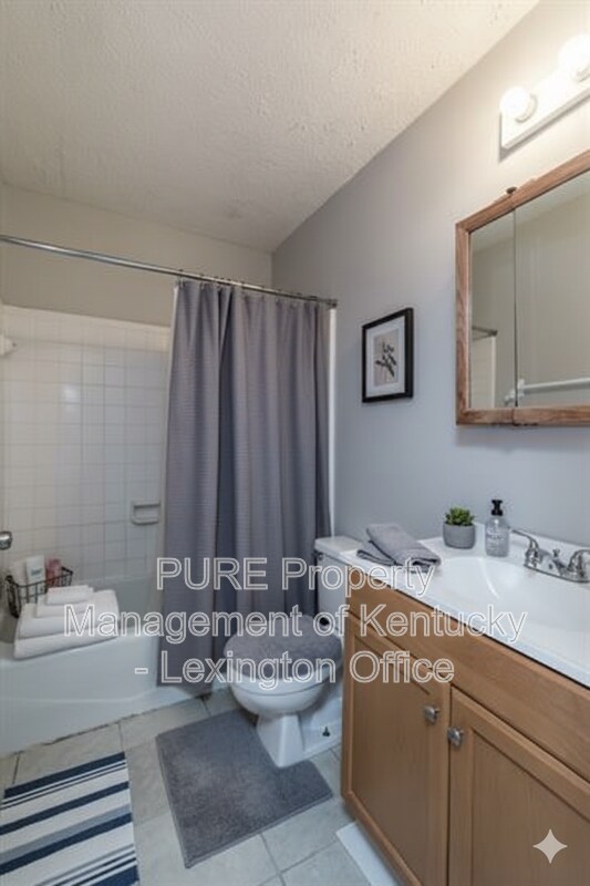 Building Photo - 3736 Camelot Dr