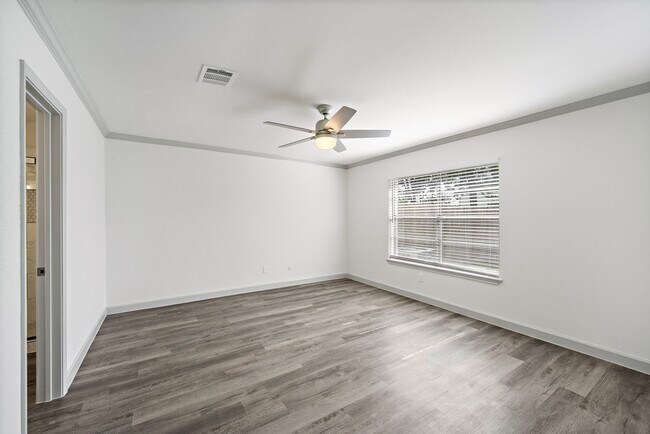 Building Photo - 1714 Huge Oaks St