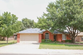 Building Photo - Beautifully Maintained 3/2/2 in Preston Smith