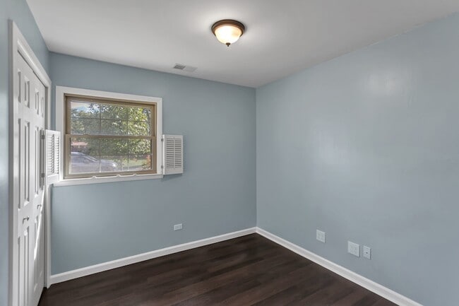 Building Photo - 904 Woodland Dr