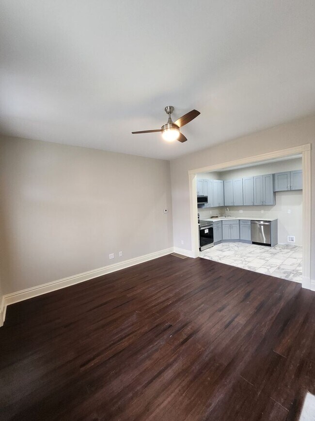 Building Photo - Newly Renovated One Bedroom Available Toda...