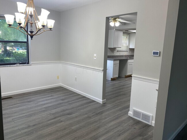 Building Photo - 669 W Main St