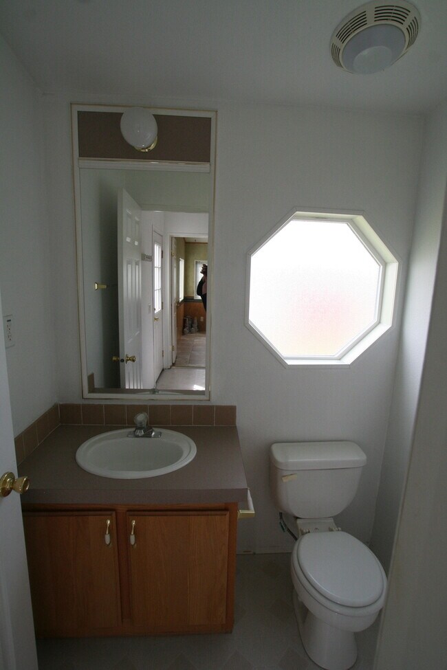 Building Photo - 3 bed 2 bath home with fireplace