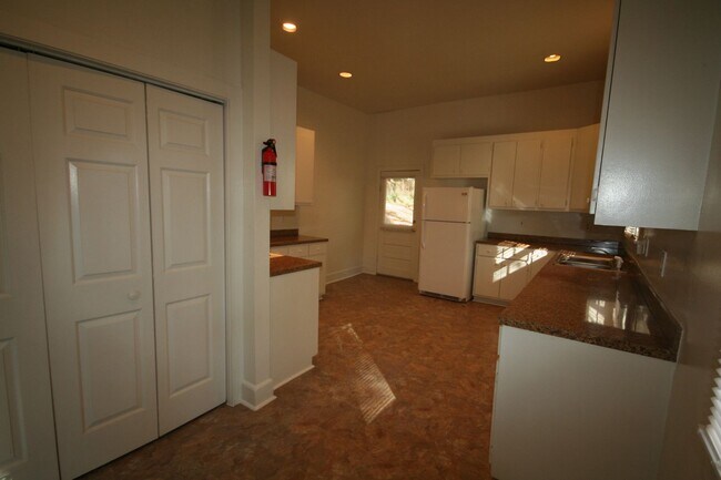 Building Photo - Spacious 3 Bedroom 2 Bath Trinity Park Hou...