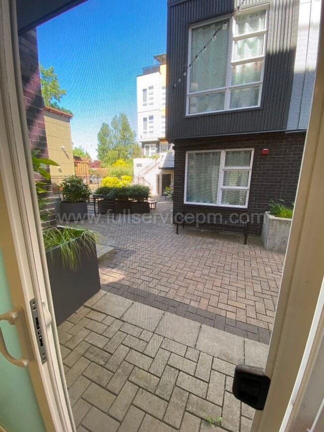 Building Photo - Modern Live/Work Northgate Townhome w/ Rooftop Deck, Luxury Bosch Kitchen & Dual Suites