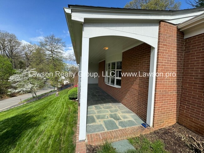 Building Photo - Spacious South Roanoke Home with Lawn Care Included