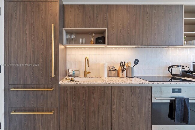 Building Photo - 601 NE 1st Ave