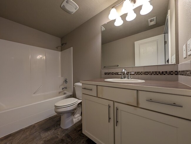 Building Photo - Beautiful 3-Bedroom, 2.5-Bath Home In the ...